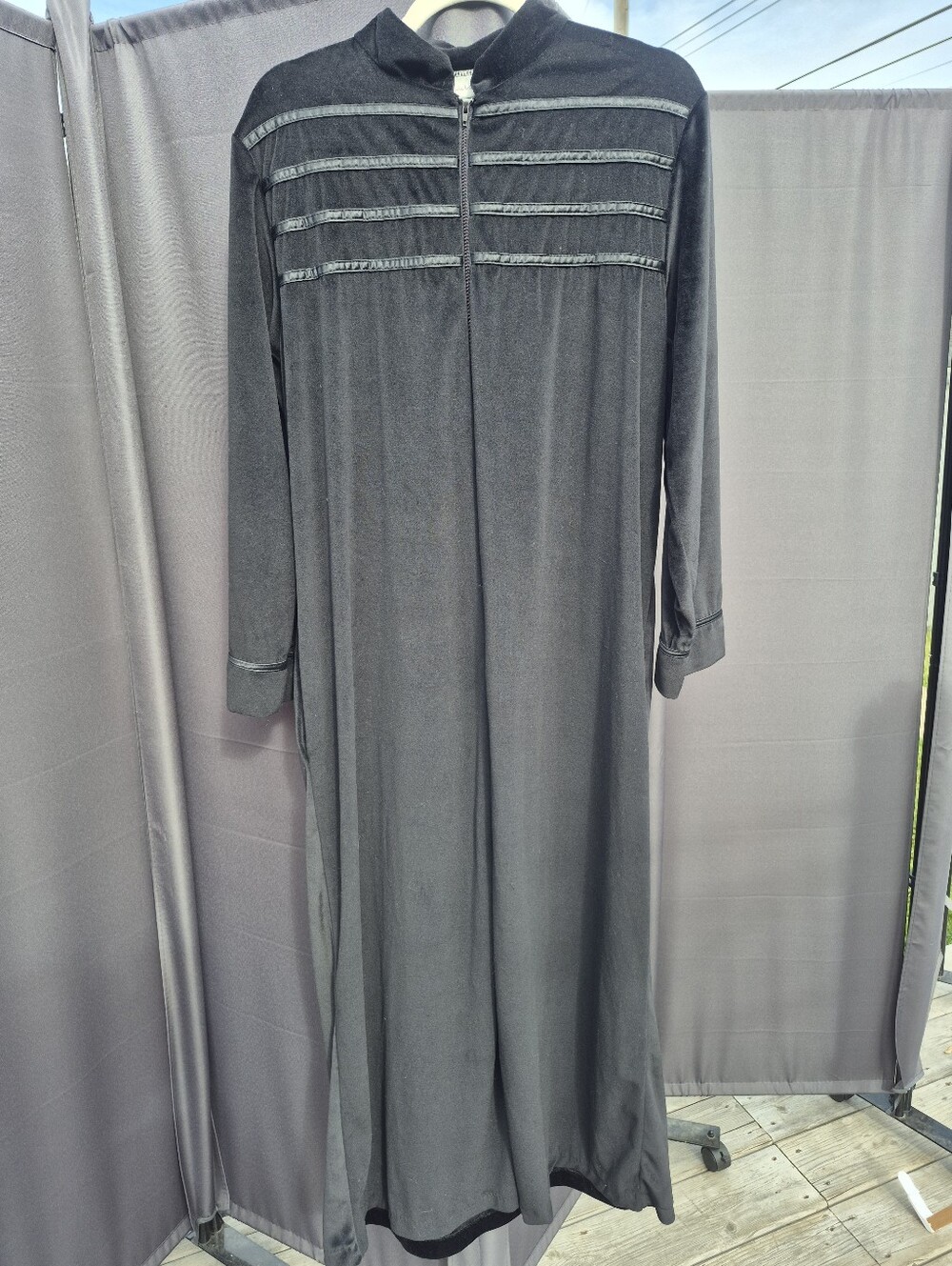 Vintage Women's Velvet/Velour(?) Black Zip-Front Robe - Gloria Vanderbilt